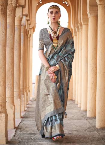 Looking These Fastival Wear Saree in Fine Colored.These Saree And Blouse is Fabricated On Viscose Silk.Its Beautified With Weaving Designer With H P Printed And Gold Foil.