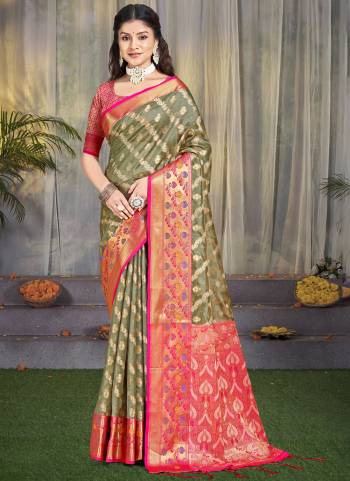 Garb These Fastive Wear Saree in Fine Colored.These Saree And Blouse is Fabricated On Silk.Its Beautified With Weavon Jacquard Designer.