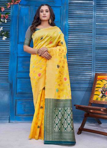 Attrective Look These Party Wear Saree in Fine Colored.These Saree And Blouse is Fabricated On Silk Blend.Its Beautified With Wevon Jacquard Designer.