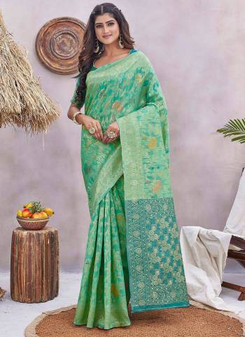 Attrective Look These Party Wear Saree in Fine Colored.These Saree And Blouse is Fabricated On Silk Blend.Its Beautified With Wevon Jacquard Designer.