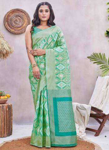 Attrective Look These Party Wear Saree in Fine Colored.These Saree And Blouse is Fabricated On Silk Blend.Its Beautified With Wevon Jacquard Designer.