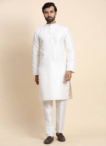 For A festive Wear,Grab These Readymade Kurta Payjama in Fine Colored.These Kurta is Fabricated On Viscose Jacquard And Art Silk Bottom With  Wevon Jacquaed Designer.Buy Now.