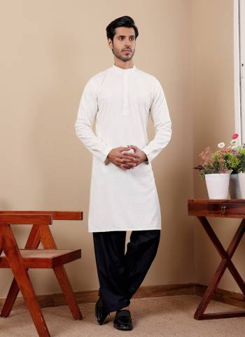 For A festive Wear,Grab These Readymade Kurta in Fine Colored.These Kurta is Fabricated On Viscose With Designer Chikankari Embroidery Work.Buy Now.