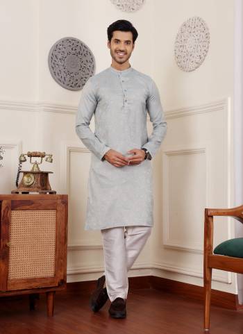 For A festive Wear,Grab These Readymade Kurta With Payjama in Fine Colored.These Kurta is Fabricated On Viscose And Art Silk Bottom With Wevon Designer.Buy Now.