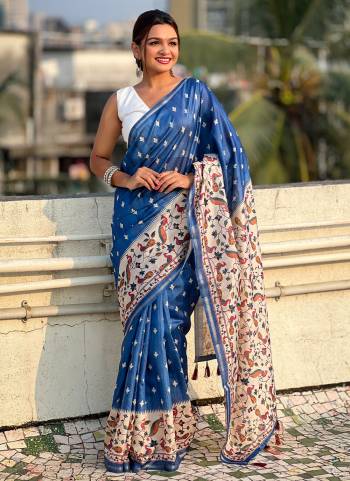 Garb These Party Wear Saree in Fine Colored.These Saree And Blouse is Fabricated On Katki Silk.Its Beautified With Designer Floral Printed.