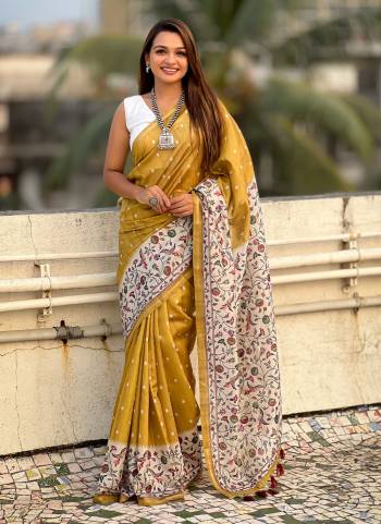 Garb These Party Wear Saree in Fine Colored.These Saree And Blouse is Fabricated On Katki Silk.Its Beautified With Designer Floral Printed.