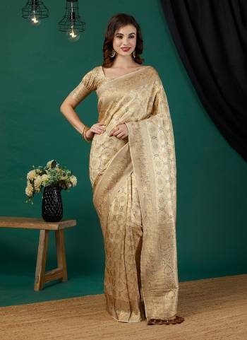 Grab These Saree in Fine Colored Pair With Blouse.These Saree and Blouse Are Fabricated On Kanjivaran.Its Beautified With Heavy Wevon Designer.