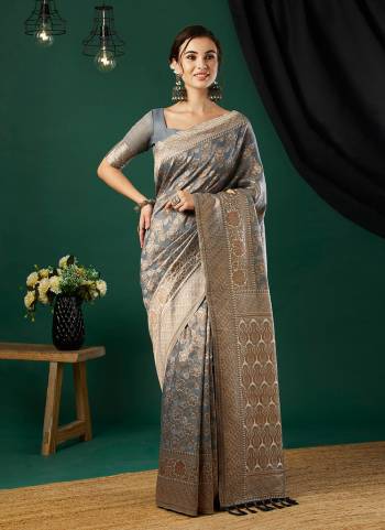 Attrective These Saree in Fine Colored Pair With Blouse.These Saree and Blouse Are Fabricated On Linen.Its Beautified With Wevon Jacquaed Designer.