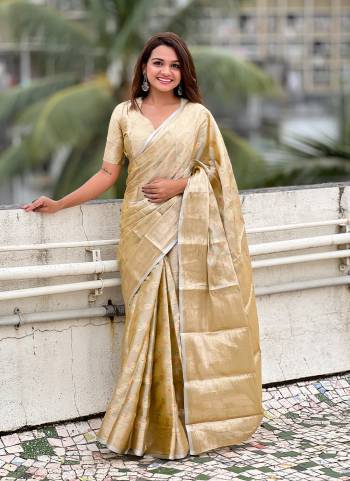 Attrective Look These Traditional Saree in Fine Colored.These Saree And Blouse is Fabricated On Tissue Silk.Its Beautified With Weaving Jari Designer.