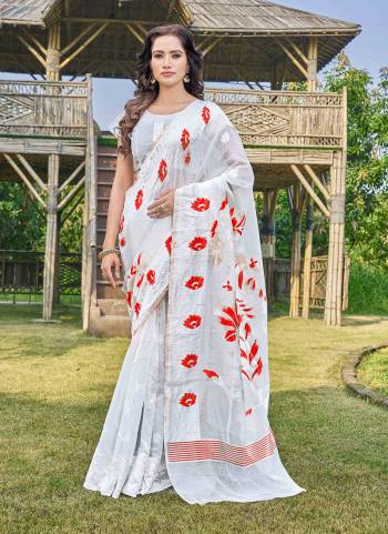 Garb These Party Wear Saree in Fine Colored.These Saree And Blouse Is Silk Cotton Fabricated.Its Beautified With Wevon Designer.