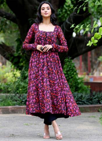 Attrective These Beautiful Looking Readymade Long Kurti.These Kurti Are Georgette Fabricated.Its Beautified With Disigner Foral Printed.