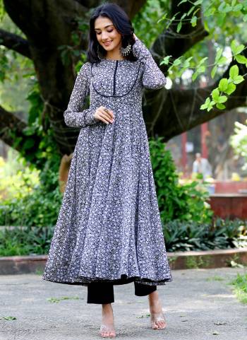 Attrective These Beautiful Looking Readymade Long Kurti.These Kurti Are Georgette Fabricated.Its Beautified With Disigner Foral Printed.