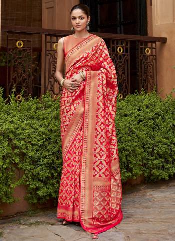 Garb These Party Wear Saree in Fine Colored.These Saree And Blouse is Fabricated On Viscose Silk.Its Beautified With Wevon Jari Brocsde Designer.