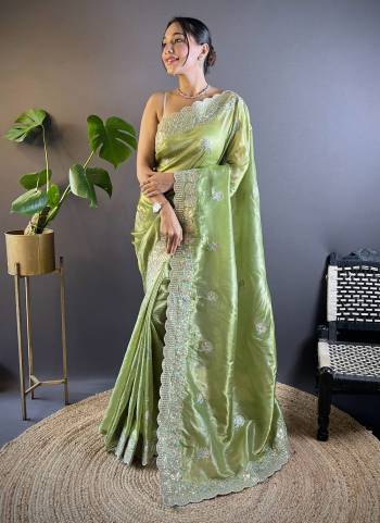 Garb These Party Wear Saree in Fine Colored.These Saree Are Gold Crunchy And Blouse is Mono Diamond Fabricated.Its Beautified With Designer Sequance,Multy Thread Embroidery,Cut Work.