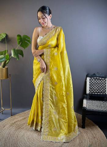 Garb These Party Wear Saree in Fine Colored.These Saree Are Gold Crunchy And Blouse is Mono Diamond Fabricated.Its Beautified With Designer Sequance,Multy Thread Embroidery,Cut Work.