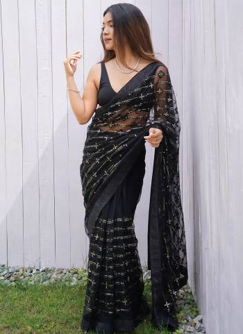 Garb These Party Wear Saree in Fine Colored.These Saree Are Butterfly Net And Blouse is Mono Diamond Fabricated.Its Beautified With Heavy Thread,Sequance Embroidery,Diamond Work.