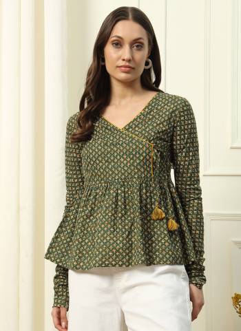 Attrective These Beautiful Looking Readymade Short Top.These Top Fabricated On Cotton.Its Beautified With Designer Floral Printed.