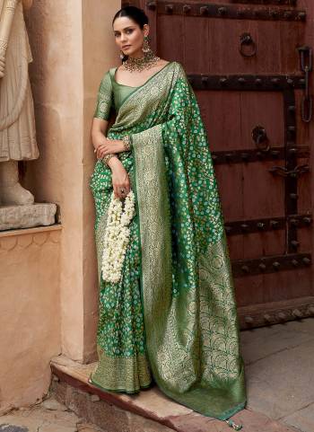 Garb These Party Wear Saree in Fine Colored.These Saree And Blouse is Fabricated On Banarasi Silk.Its Beautified With Weaving Jacquard Jari Designer.