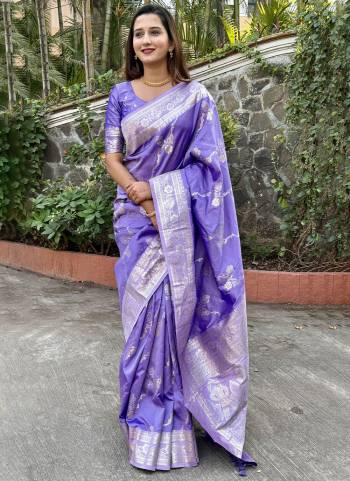 Attrective These Party Wear Saree in Fine Colored.These Saree And Blouse is Fabricated On Banarasi Silk.Its Beautified With Weaving Jacquard Jari Designer.