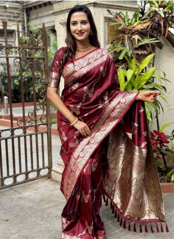 Attrective These Party Wear Saree in Fine Colored.These Saree And Blouse is Fabricated On Banarasi Silk.Its Beautified With Weaving Jacquard Jari Designer.