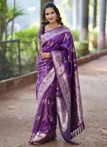 Attrective These Party Wear Saree in Fine Colored.These Saree And Blouse is Fabricated On Banarasi Silk.Its Beautified With Weaving Jacquard Jari Designer.