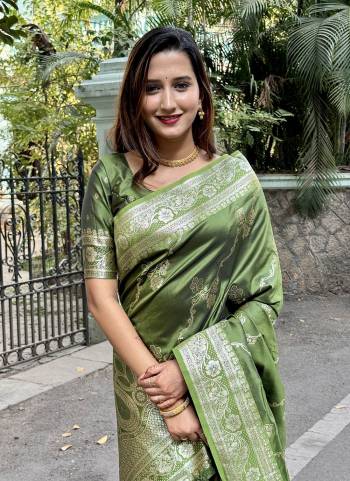 Attrective These Party Wear Saree in Fine Colored.These Saree And Blouse is Fabricated On Banarasi Silk.Its Beautified With Weaving Jacquard Jari Designer.