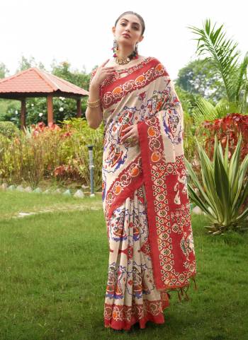 Attrective These Trditional Printed Saree in Fine Colored.These Saree And Blouse is Fabricated On Tussar Silk.Its Beautified With Designer Patola Printed.