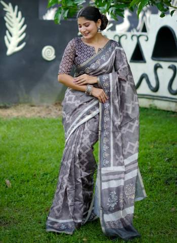 Garb These Festive Wear Saree in Fine Colored.These Saree And Blouse is Fabricated On Dhanwari Cotton.Its Beautified With Designer Digital Block Printed.