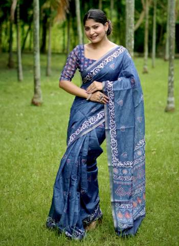 Garb These Festive Wear Saree in Fine Colored.These Saree And Blouse is Fabricated On Dhanwari Cotton.Its Beautified With Designer Digital Block Printed.