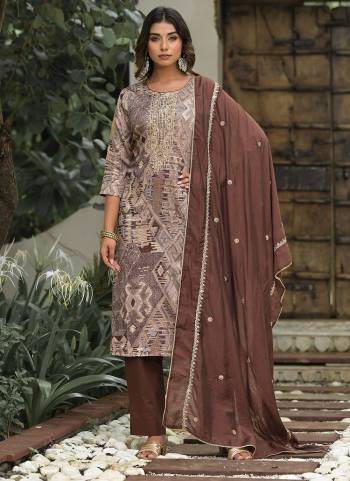 Garb These Beautiful Looking Readymade Suits.These Top Are Jam Cotton And Bottom Are Cambric Cotton And Dupatta Are Silk Fabricated.Its Beautified With Disigner Printed With Embroidery Work.