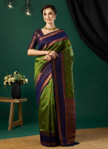 Attrective These Party Wear Saree in Fine Colored Pair With Blouse.These Saree and Blouse Are Fabricated On Banarasi Silk.Its Beautified With Wevon Jari Designer.