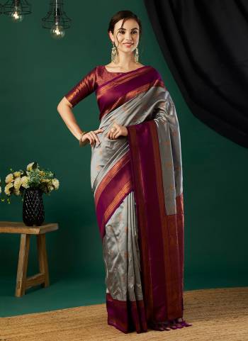 Attrective These Party Wear Saree in Fine Colored Pair With Blouse.These Saree and Blouse Are Fabricated On Banarasi Silk.Its Beautified With Wevon Jari Designer.