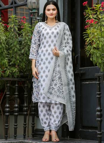 Attrective These Suit in Fine Colored Pair With Bottom And Dupatta.These Top And Bottom Are Fabricated On Muslin Cotton Pair With Chanderi Cotton Dupatta.Its Beautified With Designer Printed,Lace Work.