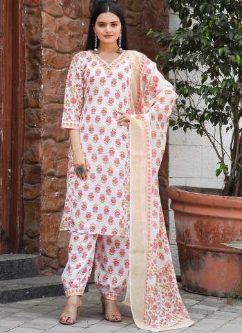 Attrective These Suit in Fine Colored Pair With Bottom And Dupatta.These Top And Bottom Are Fabricated On Muslin Cotton Pair With Chanderi Cotton Dupatta.Its Beautified With Designer Printed,Lace Work.