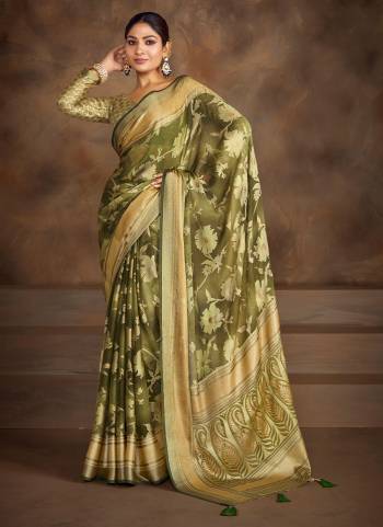 Looking These Party Wear Saree in Fine Colored.These Saree Are Moss Brasso And Blouse is Fabricated On Moss Brasso Pair.Its Beautified With Wevon Brasso Designer Work.