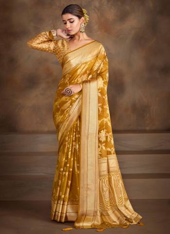 Looking These Party Wear Saree in Fine Colored.These Saree Are Moss Brasso And Blouse is Fabricated On Moss Brasso Pair.Its Beautified With Wevon Brasso Designer Work.