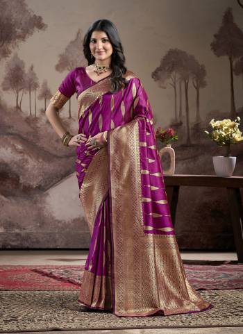 Grab These Festive Wear Saree in Fine Colored.These Saree is Fabricated On Lichi Silk Pair With Lichi Silk Blouse.Its Beautified With Wevon Rich Pallu Designer.