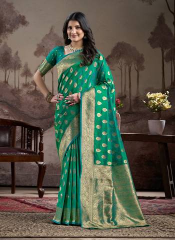 Grab These Festive Wear Saree in Fine Colored.These Saree is Fabricated On Lichi Silk Pair With Lichi Silk Blouse.Its Beautified With Wevon Rich Pallu Designer.