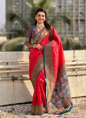 Garb These Party Wear Saree in Fine Colored.These Saree And Blouse is Fabricated On Jari Tissue.Its Beautified With Weaving Meenakari Pallu Designer.