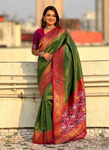 Garb These Party Wear Saree in Fine Colored.These Saree And Blouse is Fabricated On Jari Tissue.Its Beautified With Weaving Meenakari Pallu Designer.