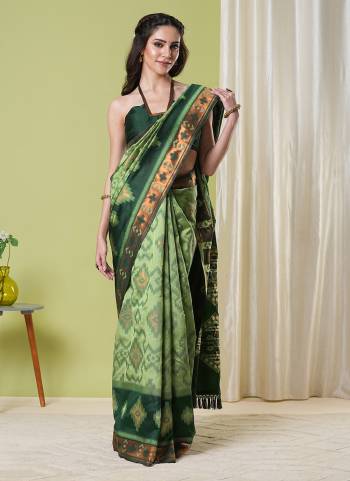 Looking These Party Wear Saree in Fine Colored Pair With Blouse.These Saree and Blouse Are Fabricated On Banarasi Silk.Its Beautified With Wevon Jacquard Designer.