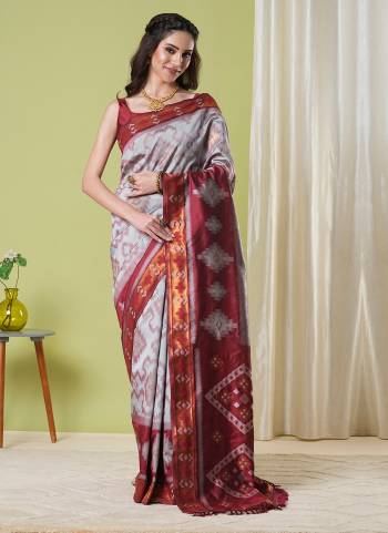 Looking These Party Wear Saree in Fine Colored Pair With Blouse.These Saree and Blouse Are Fabricated On Banarasi Silk.Its Beautified With Wevon Jacquard Designer.