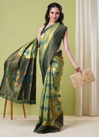 Garb These Party Wear Saree in Fine Colored Pair With Blouse.These Saree and Blouse Are Fabricated On Banarasi Silk.Its Beautified With Wevon Jacquard Designer.