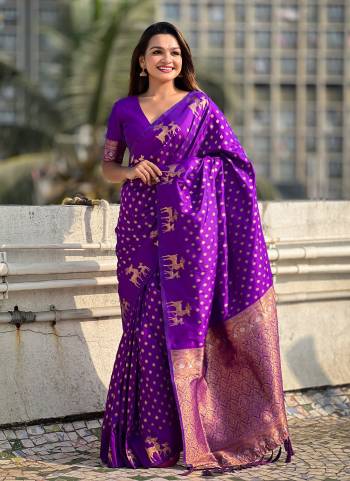 Attrective Look These Traditional Saree in Fine Colored.These Saree And Blouse is Fabricated On Soft Silk.Its Beautified With Weaving Dual Jari Rich Pallu Designer.