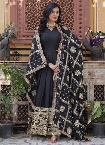 Attrective Looking These Beautiful Looking Readymade Long Gown With Dupatta.These Gown And Dupatta is Fabricated On Star Georgette.Its Beautified With Designer Jari,Sequance Embroidery Work.