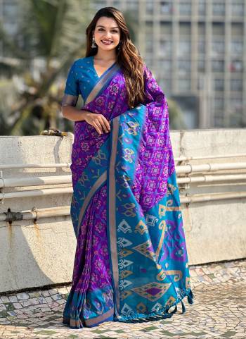 Garb These Party Wear Saree in Fine Colored.These Saree And Blouse is Fabricated On Patola Silk.Its Beautified With Weaving Meenakari Ikkat Designer.