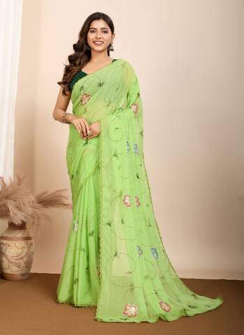 Looking This Partywear Saree Paired With Blouse.This Saree Are Georgette And Blouse Are Art Silk Based Fabric With Designer Digital Brush,Foil Printed. Buy This Pretty Saree Now.