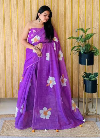 Looking These Party Wear Saree in Fine Colored.These Saree And Blouse is Fabricated On Linen.Its Beautified With Designer Flower Digital Printed.