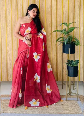 Looking These Party Wear Saree in Fine Colored.These Saree And Blouse is Fabricated On Linen.Its Beautified With Designer Flower Digital Printed.