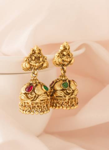 Grab These Beautifil Golden Colored Earring Jhumka.These Earring is Come Bross & Copper Material And Beautified With Artificial Stone Work.
